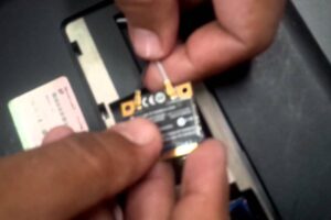 Cómo cambiar la tarjeta WiFi de una laptop