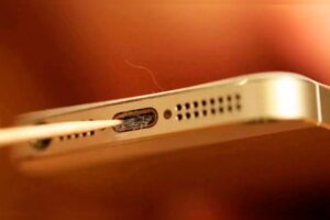 Cómo saber si el puerto de carga de mi celular está dañado o sucio
