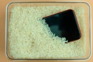 Cómo secar un celular mojado (Lo del arroz es mito)