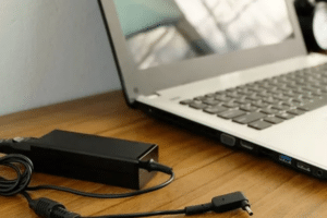 Solución: El cargador de la laptop se calienta demasiado