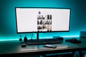 Solución: El monitor parpadea o se apaga y enciende