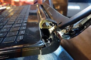 Solución: Las bisagras de la laptop están duras o rotas