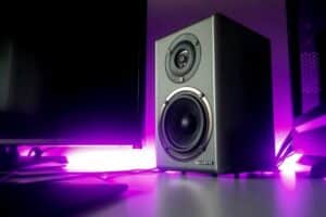 Solución: Los altavoces hacen un zumbido constante